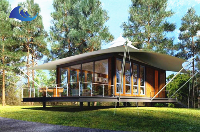 La primavera es una gran temporada para hacer excursiones al aire libre y disfrutar del paisaje — y los hoteles tipo carpa siguen aquí